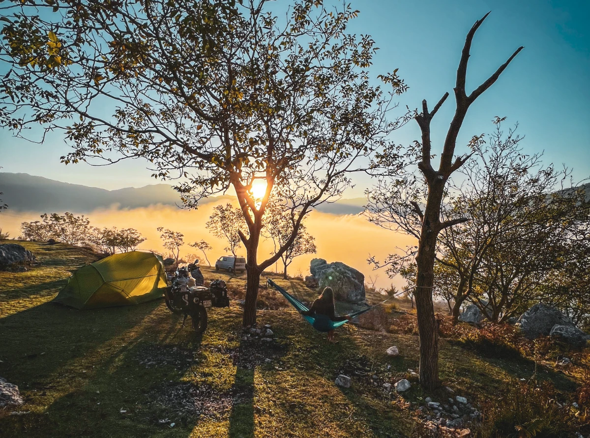 Bivouac au lac Bodilla en Albanie — la récompense