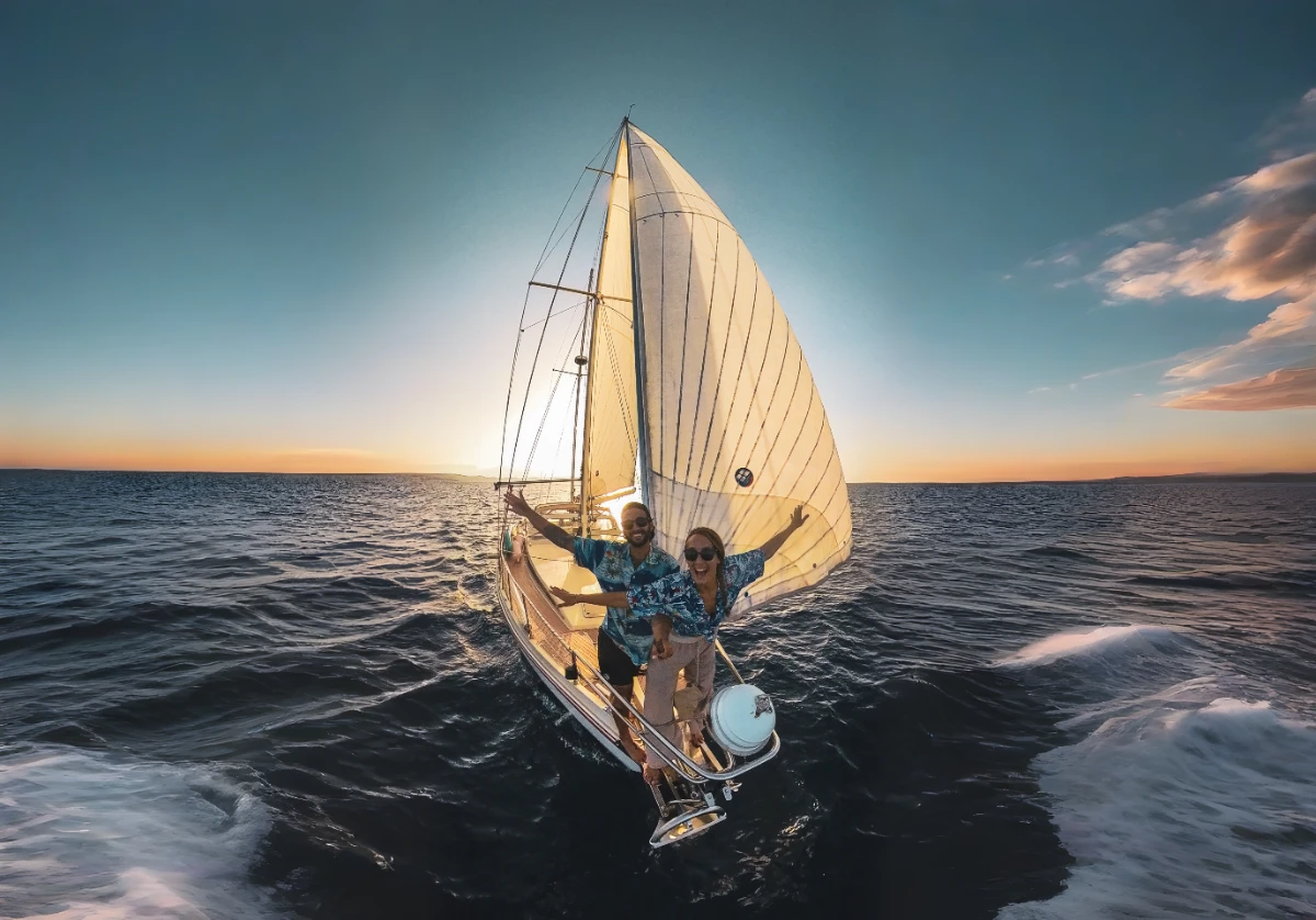 Vins et Nathalia sur le voilier en Grèce vue insta360