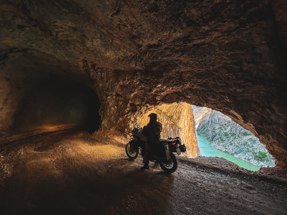 Dark Canyon Turquie — route taillée dans la roche le long de l'Euphrate