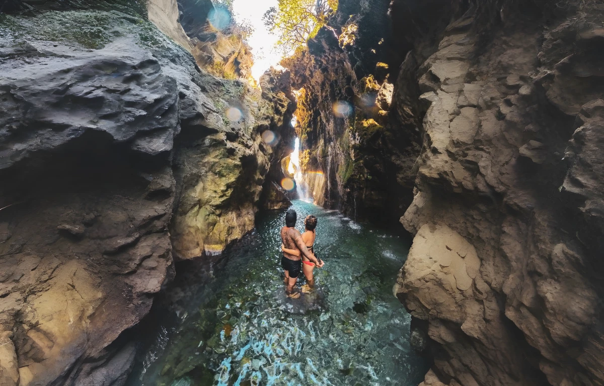Gorge de Kourtialotiko en Crète — natation dans le canyon