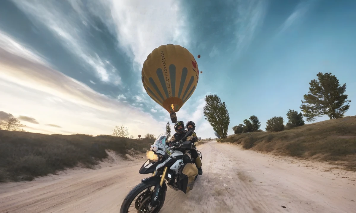 Falkor à moto en Cappadoce sous les montgolfières