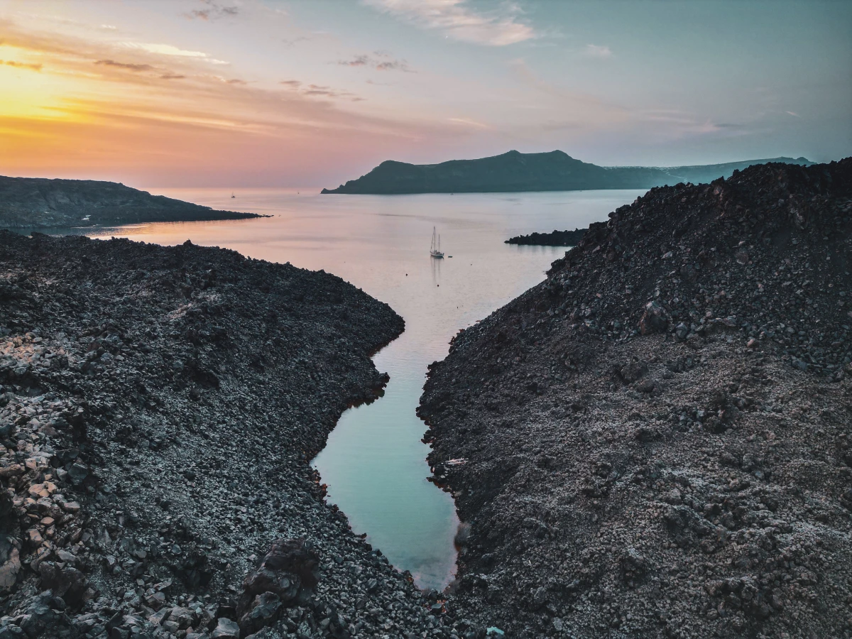 Voilier au cratère de Santorini