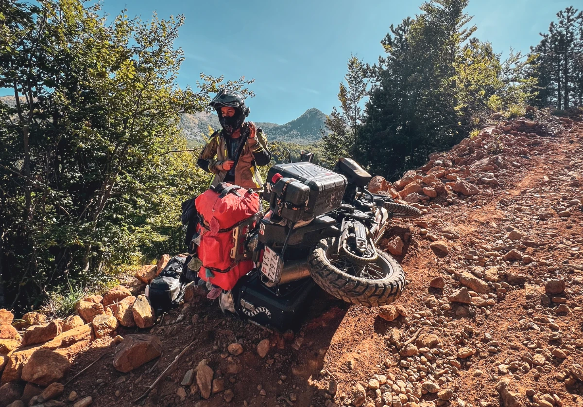 TET Albania SH37 — moto à terre dans la piste