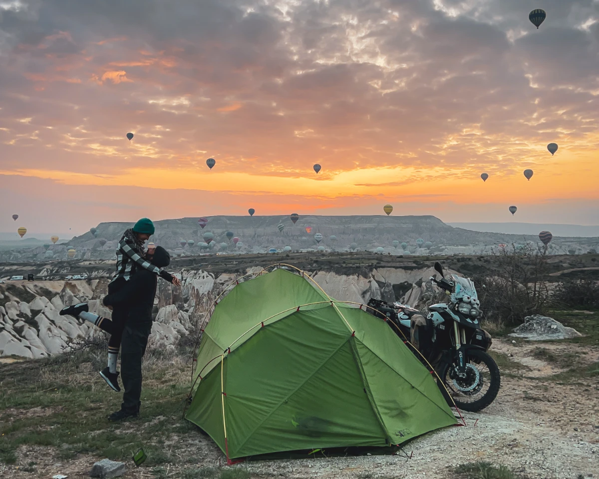 Bivouac sauvage en Cappadoce dans les vallées de tufa