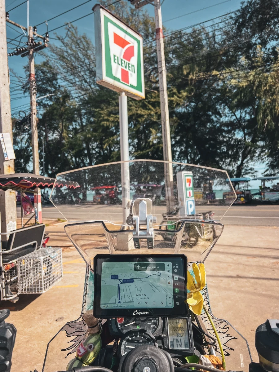 Carpuride W702 Pro 7-inch screen, perfectly readable with motorcycle gloves