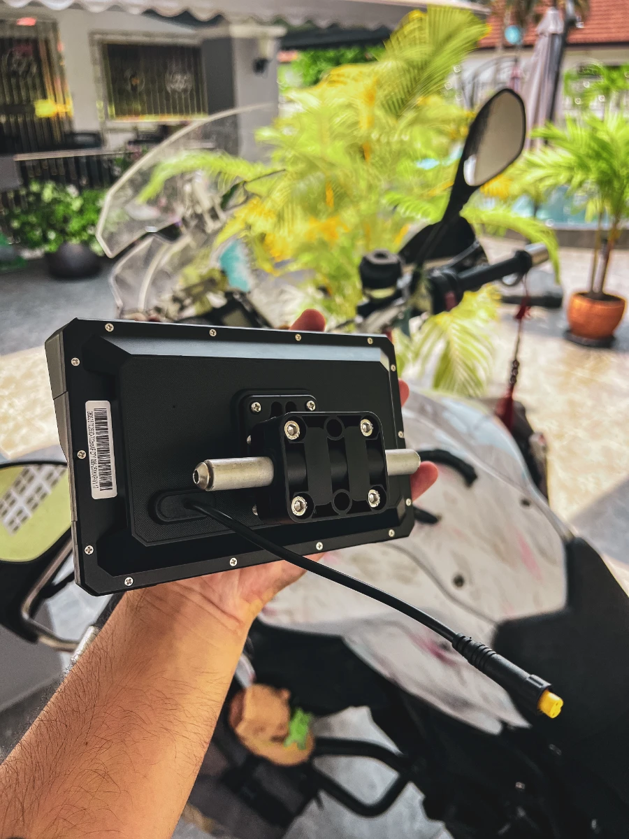Carpuride W702 Pro back mounting bracket installed on BMW F800 GS handlebar