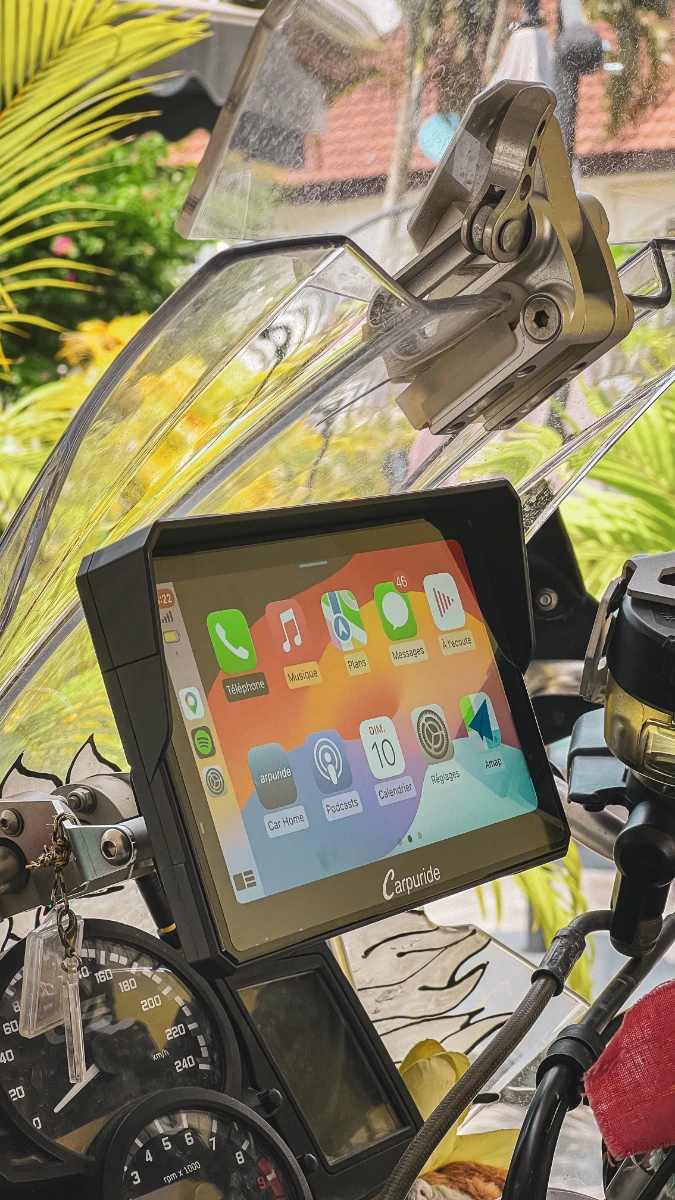Carpuride W702 Pro screen connected to iPhone, mounted on BMW F800 GS Falkor
