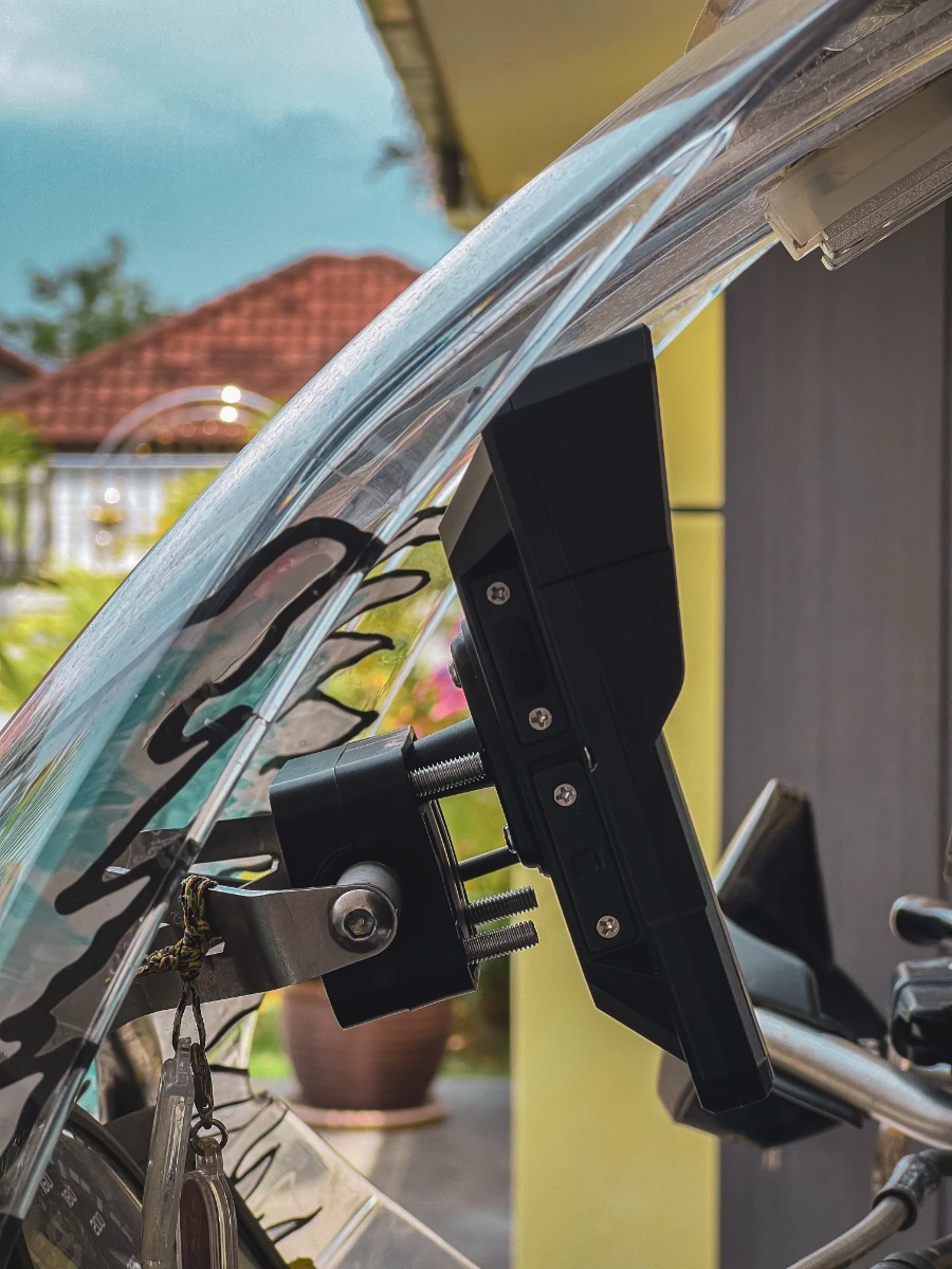 Carpuride W702 Pro square bracket mounted under the windshield of Falkor