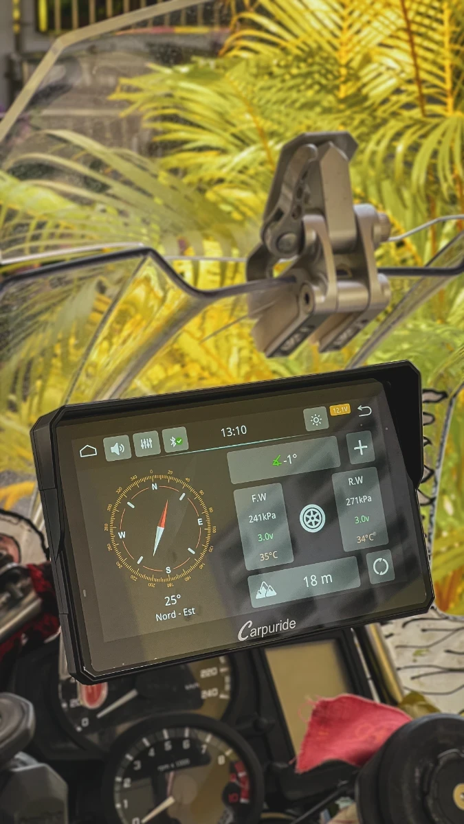 Carpuride W702 Pro compass screen showing tyre pressure, battery voltage and altitude