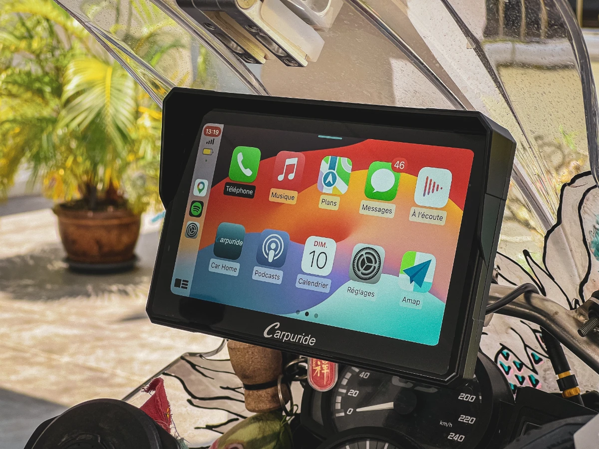 Carpuride W702 Pro screen showing iPhone home screen via Apple CarPlay
