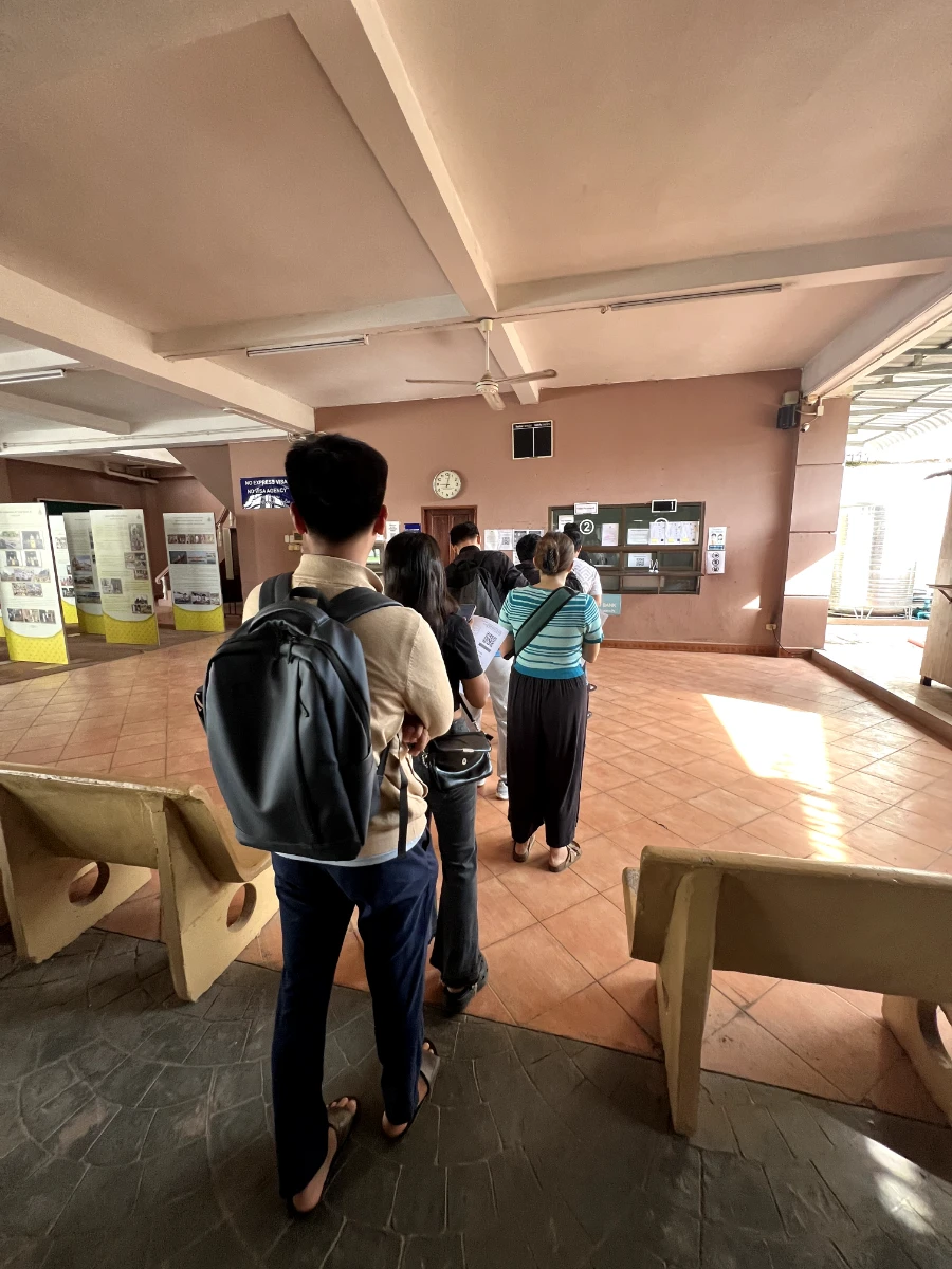 Queue to pay the DTV visa Thailand fee at the embassy in Vientiane